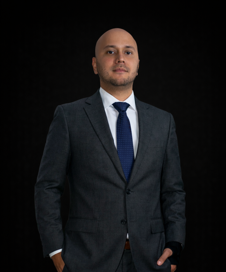 Hombre elegante en traje gris