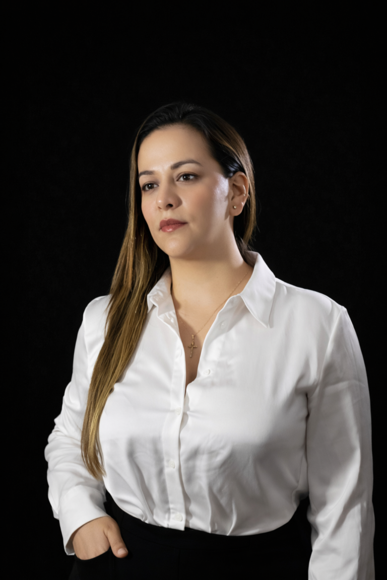 Mujer con mirada serena y elegante