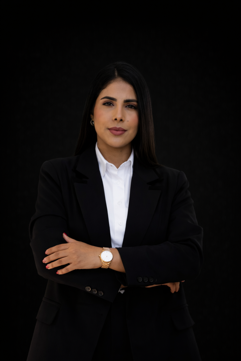 Mujer profesional con actitud seria